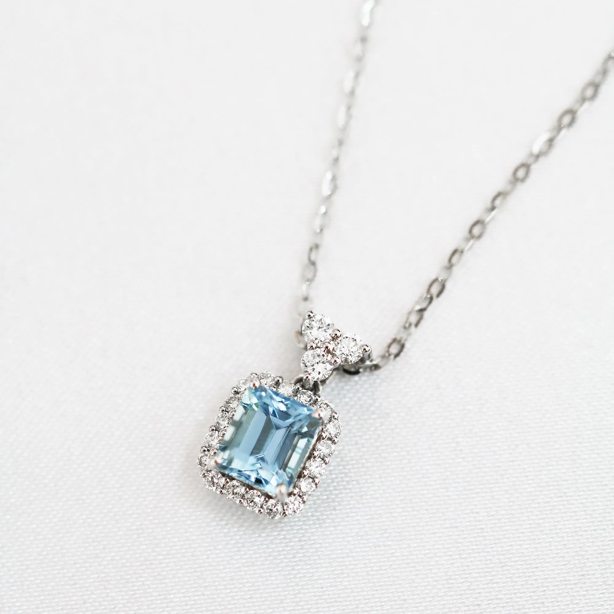 18k White Gold Aquamarine Diamond Necklace