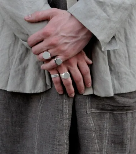 ring / signet ring SQUARE PITTED FINISH